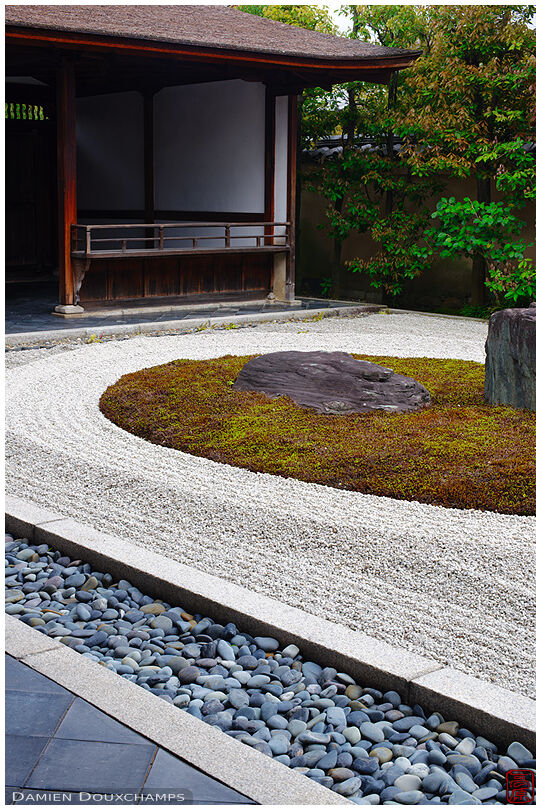 Terrace on zen garden (Ryogen-in 龍源院)