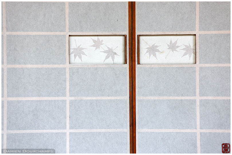Rice paper sliding doors with embedded maple leaves (Taizo-in 退蔵院)