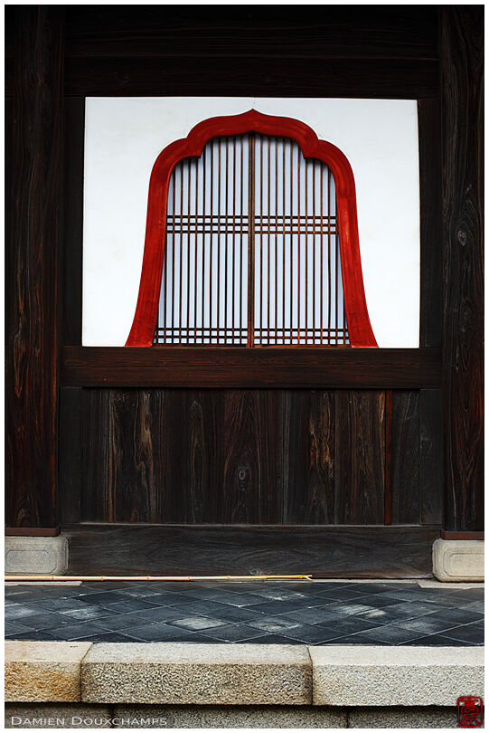 Window with red outline (Manpuku-ji 萬福寺)
