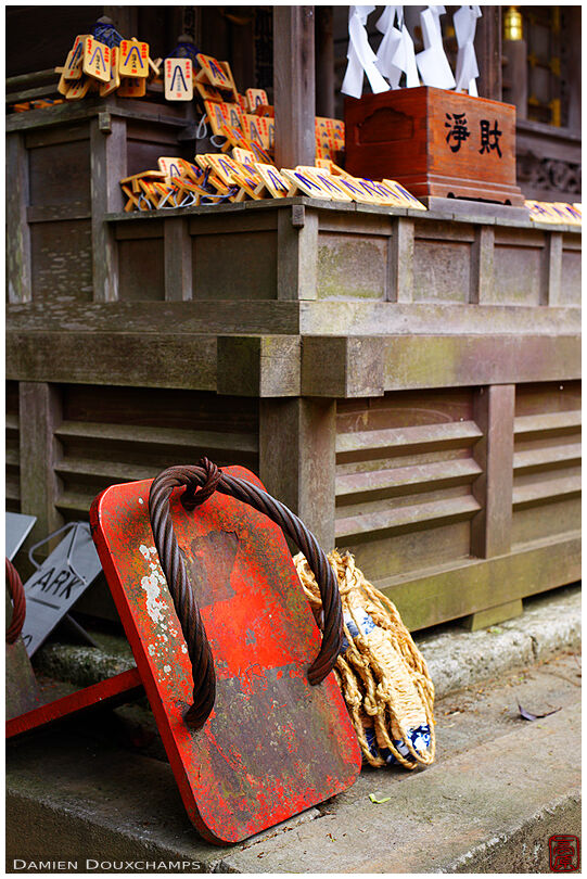 Giant steel sandal in small shrine (Yakuo-in 薬王院)