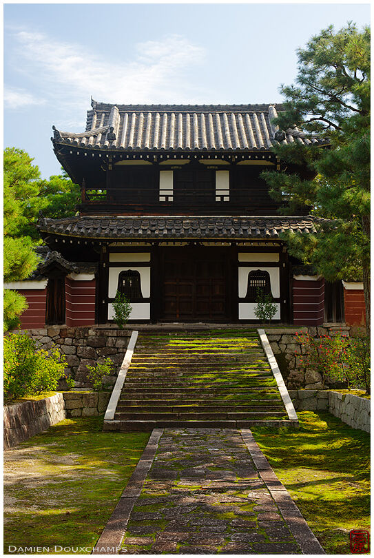 Temple gate in Kennin-ji (建仁寺)