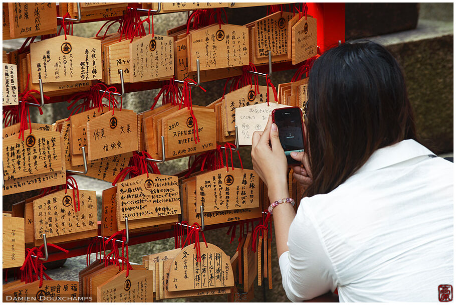 Photographying An Ema Tablet In Yasui Kompiragu 安井金比羅宮