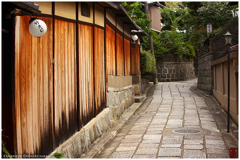 Old narrow street in Gion (祇園)
