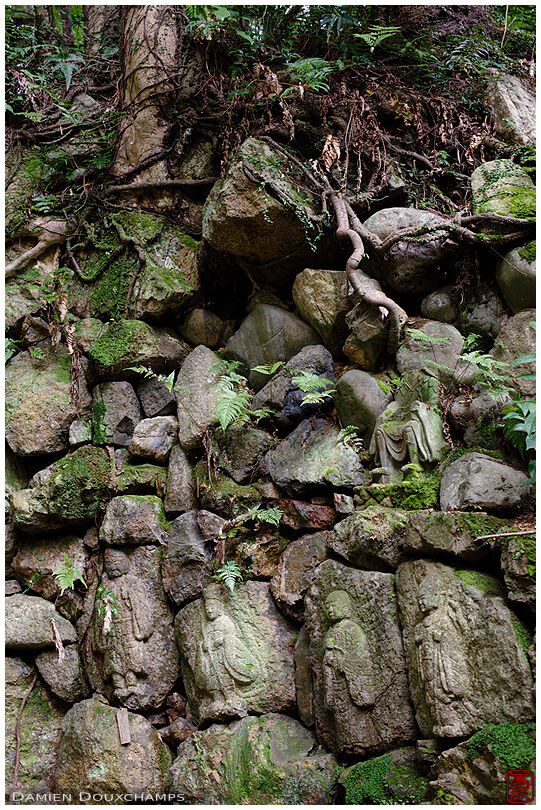 Old crumbling wall with statues (Choraku-ji 長楽寺)
