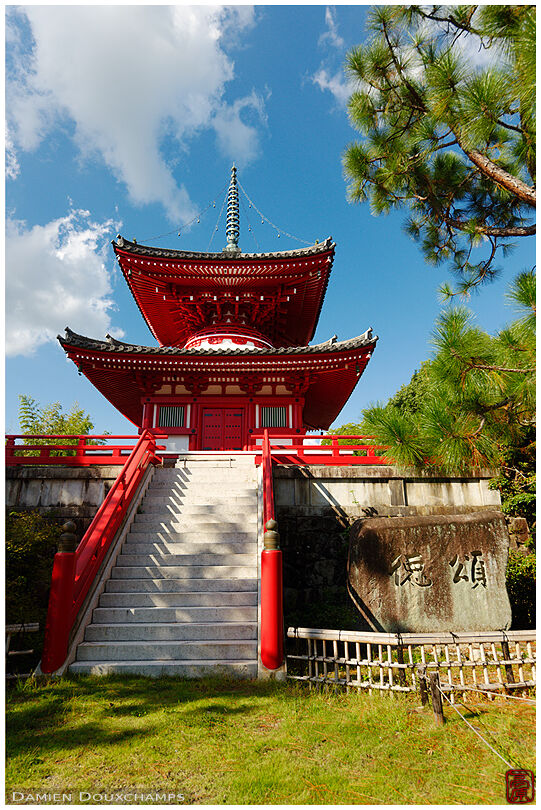 Red pagoda in Daikaku-ji (大覚寺)