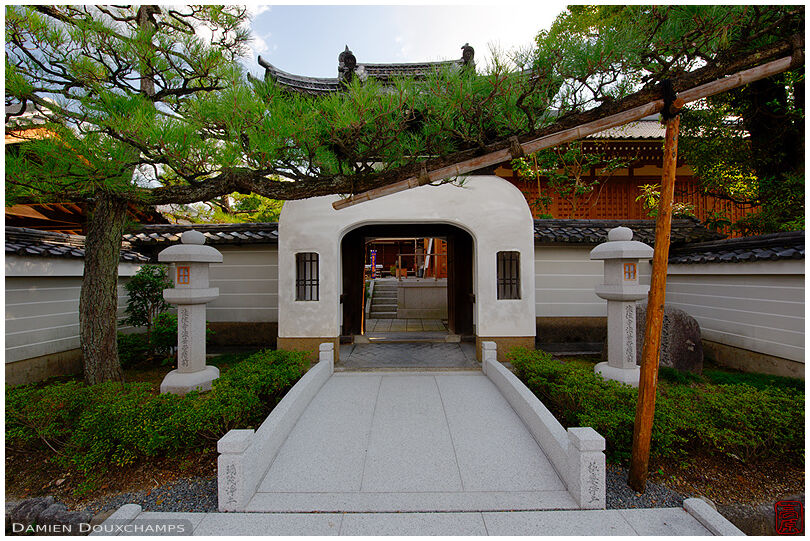 Hoju-ji's entrance (法住寺)
