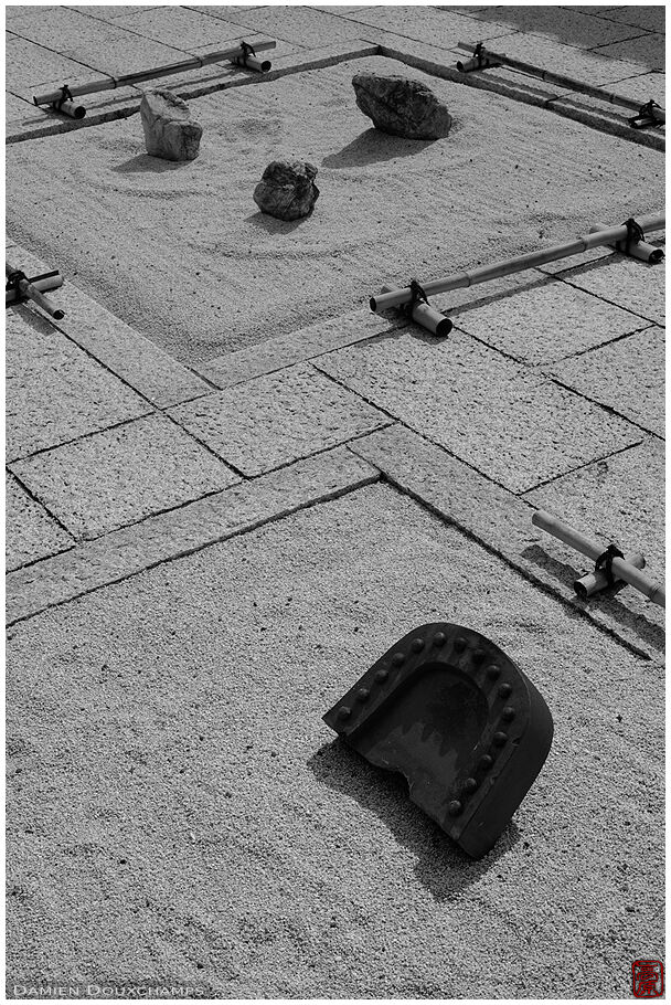 Rock arrangements in Hoju-ji's courtyard (法住寺)