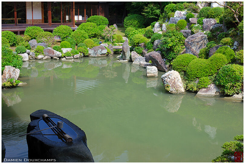 Washbasin and pond of Chishaku-in (智積院)