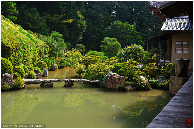 Stone bridge in zen garden, Chishaku-in (智積院)
