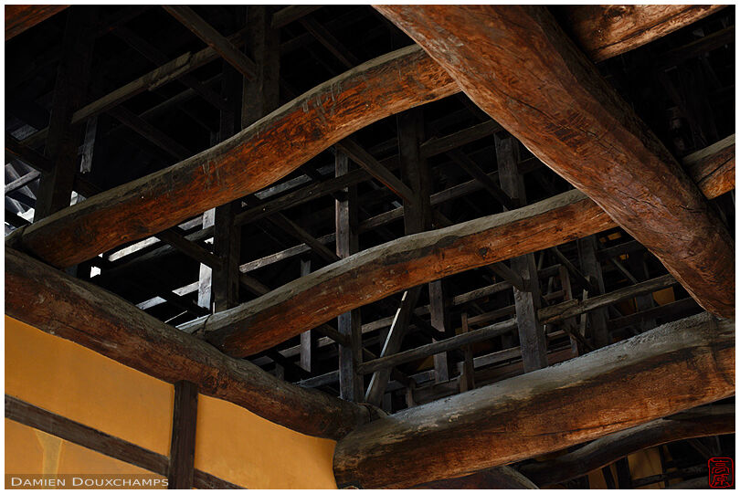 An inside look at the intricate and massive roof structure of Myoho-in's kitchens (妙法院)