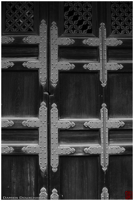Doors of the main hall (detail), Senyu-ji (泉涌寺)