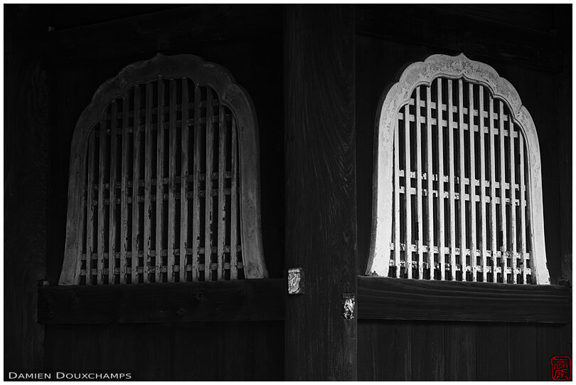 Two windows in Senyu-ji (泉涌寺)