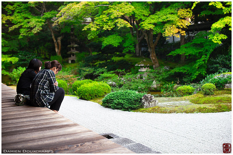 Resting in zen garden, Senyu-ji (泉涌寺)