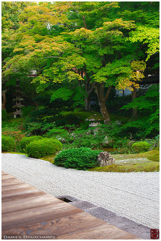 Terrace on zen garden in Senyu-ji (泉涌寺)
