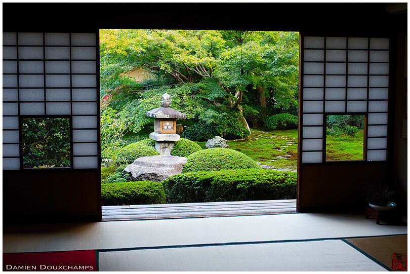 Window on zen garden with lantern, Unryu-in (雲竜院)