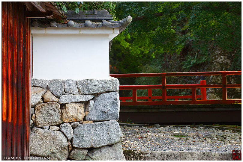 Red bridge and outer wall of Jikko-in (実光院)