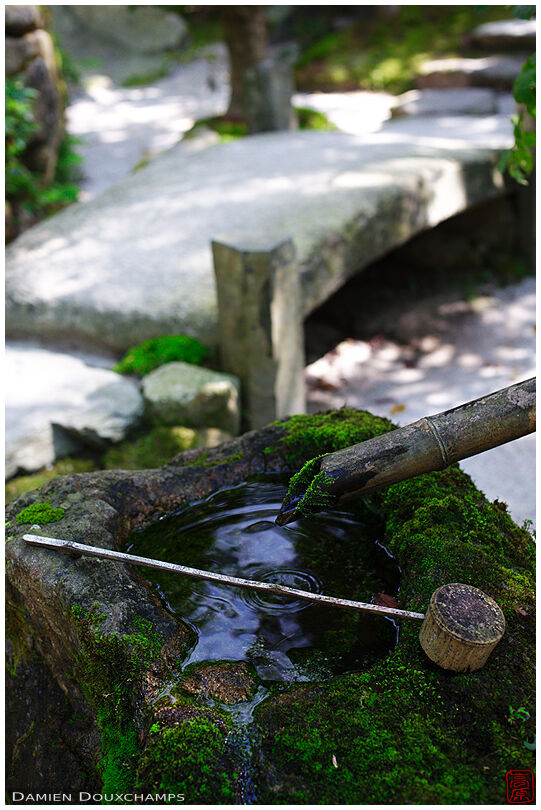 Bamboo ladle on washbasin, Hosen-in (宝泉院)