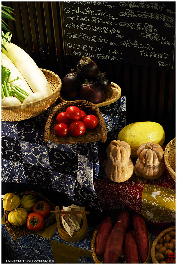 Front display of a restaurant along Pontocho street (先斗町)