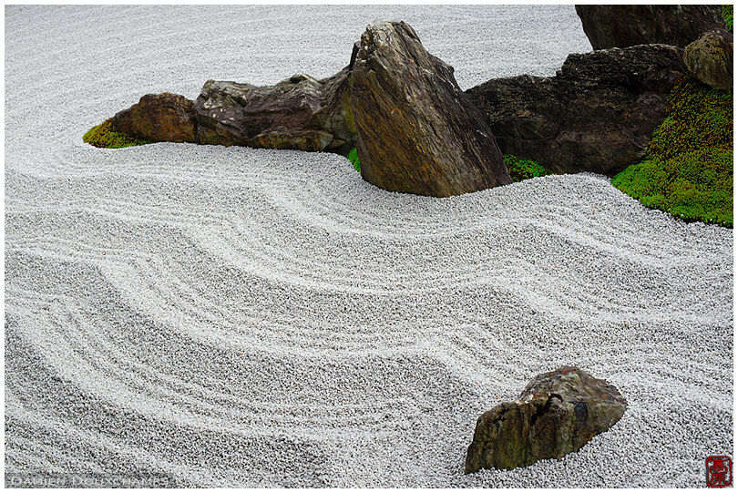 Wavy patterns in Zuiho-in rock garden (瑞峯院)