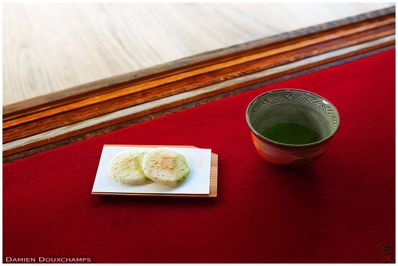 Traditional macha tea and rice biscuits, Ninna-ji (仁和寺)