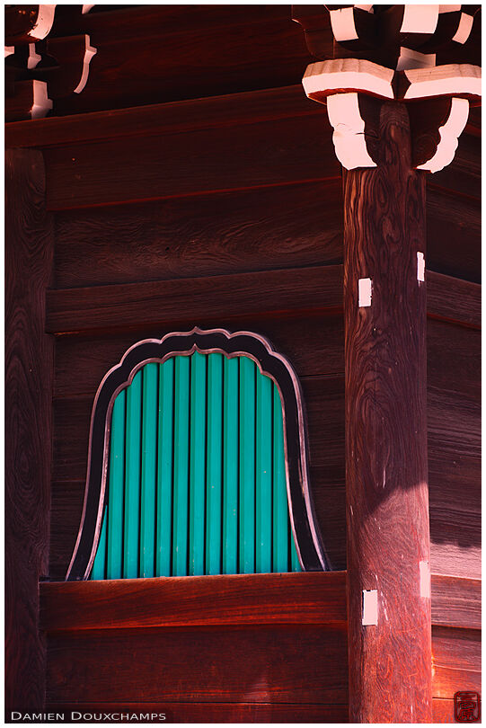 Green window in Ninna-ji (仁和寺)