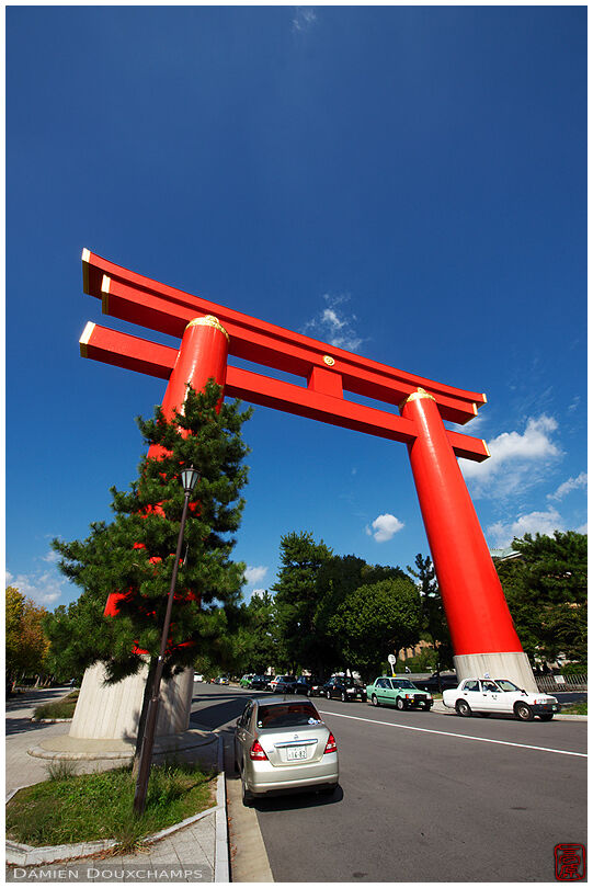 Large torii leading to Heian Jingu (平安神宮)