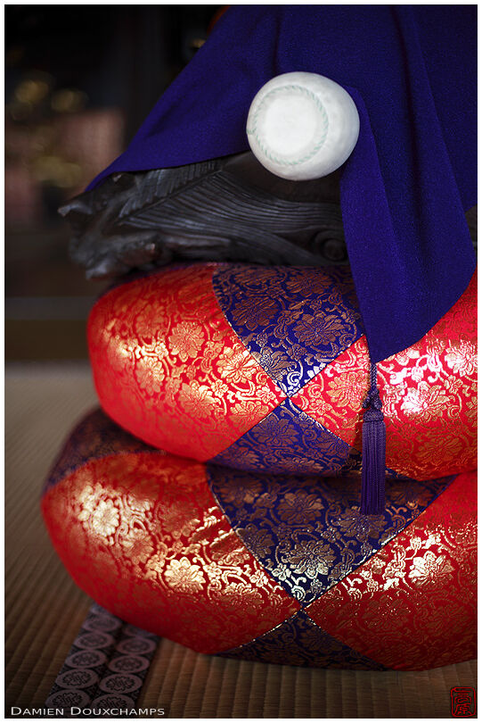 Bell and hammer on cushions (Genko-an 源光庵)