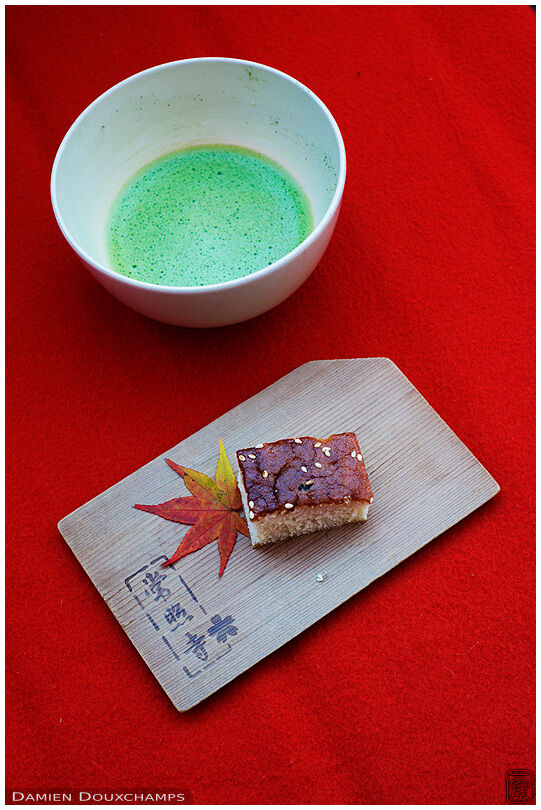 Green macha tea and sweet with autumnal decoration (Josho-ji 常照寺)