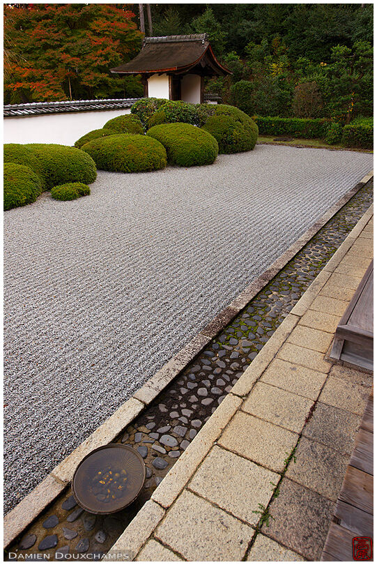 Raked stone garden (Shoden-ji 正伝寺)