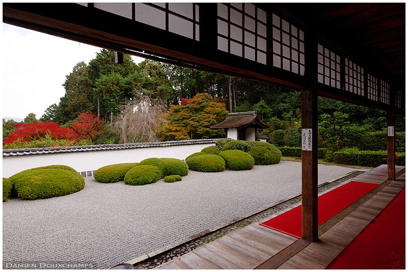 Meditation terrace overlooking zen garden (Shoden-ji 正伝寺)