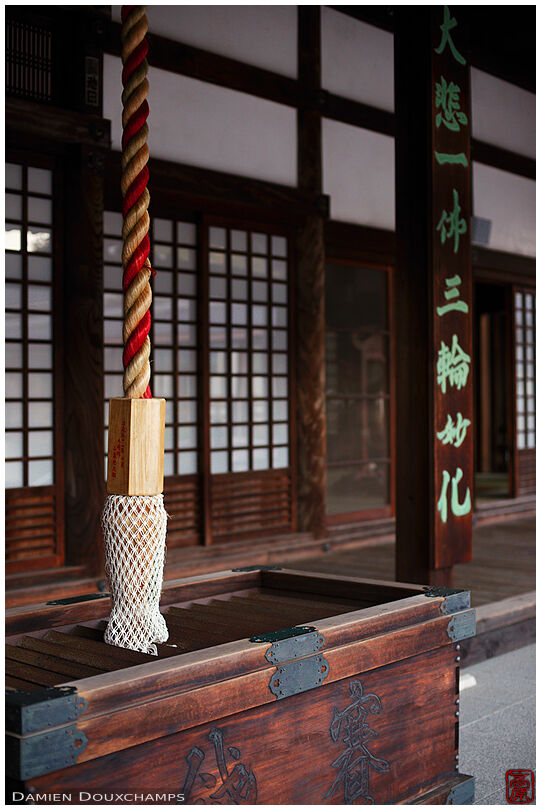 Money box and bell rope (Myouman-ji 妙満寺)
