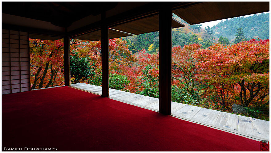 Meditation hall with view on Kyoto hills in autumn (Kouzan-ji 高山寺)