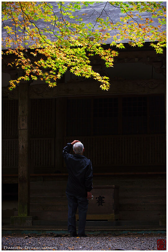 Old man pausing in front of a temple (Kouzan-ji 高山寺)
