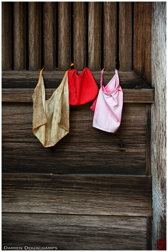 Small statues clothes hanged at temple window (Jingo-ji 神護寺)
