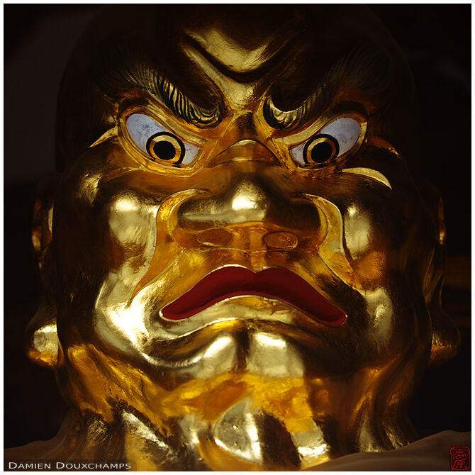 Gold covered gate guardian statue (Honkoku-ji 本圀寺)