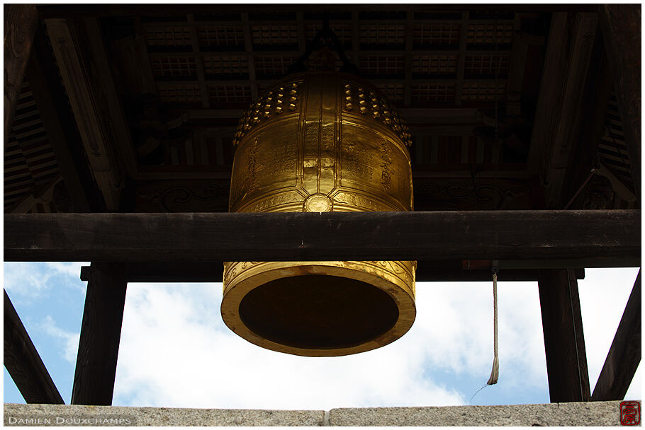 Golden temple bell (Honkoku-ji 本圀寺)