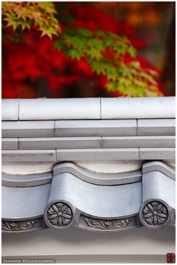 Wall crest tiles in autumn (Eikan-do 永観堂)