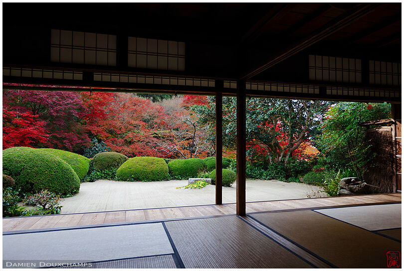 Zen garden from meditation hall, view 2 (Shisendo 詩仙堂)