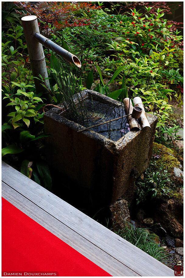 Water basin with ladle (Jisso-in 実相院‎)