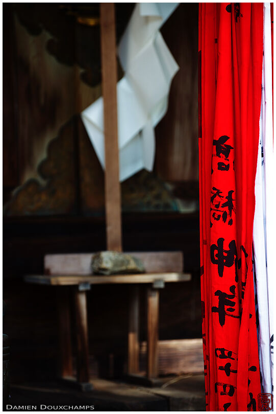 Red bell rope in Iwakura-jinja (石座神社)
