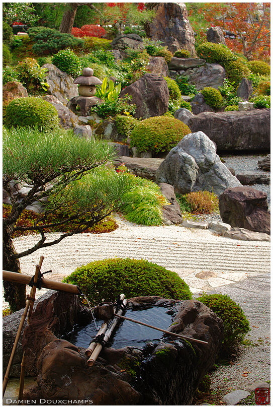 Water fountain in zen garden (Myouman-ji 妙満寺)