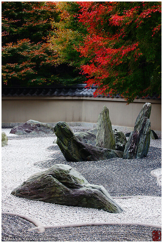 Erected stones in rock garden (Ryougin-an 龍吟庵)