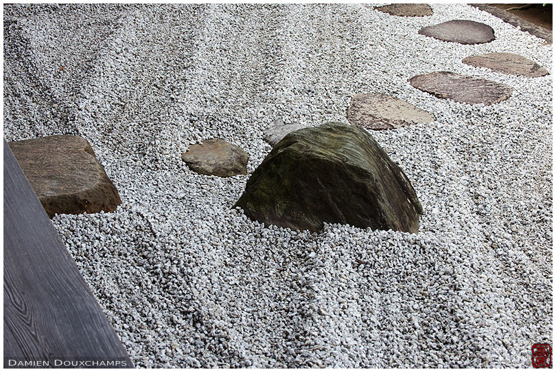 Step stones in rock garden (Zuihou-in 瑞峯院)