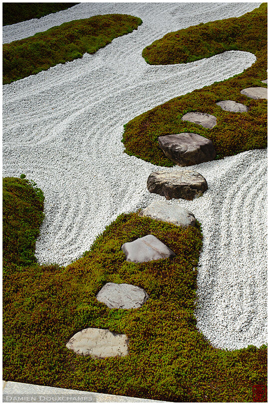Step stones in moss garden (Zuihou-in 瑞峯院)
