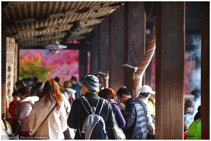 Crowd visiting Kiyomizu-dera in autumn (清水寺)