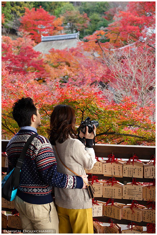 Couple enjoying the autumn colours of Kiyomizudera temple, Kyoto, Japan