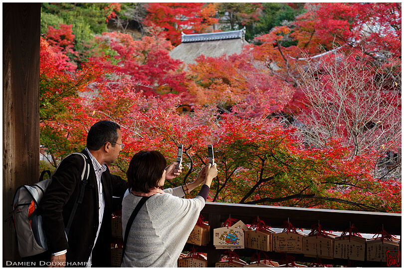 Keitai photographers (Kiyomizu-dera 清水寺)