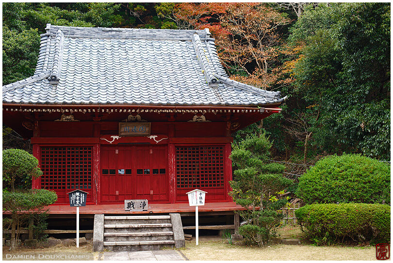 Old rust-colored temple building (Nihon-ji 日本寺)