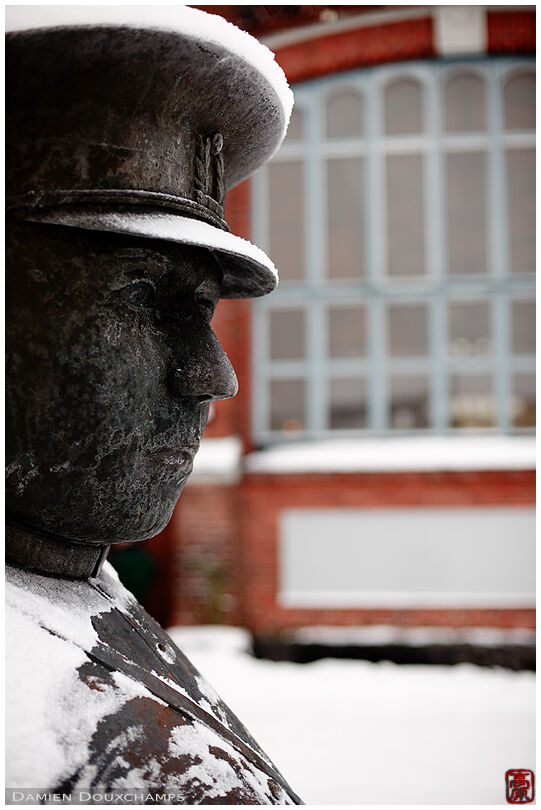 Toripolliisi, a humoristic policeman statue in front of the market halls