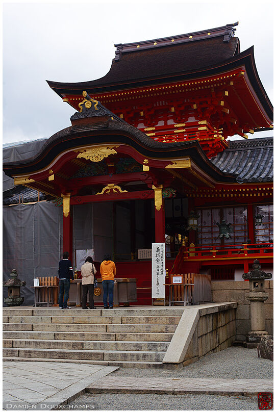 Praying in Iwashimizu Hachimangu shrine